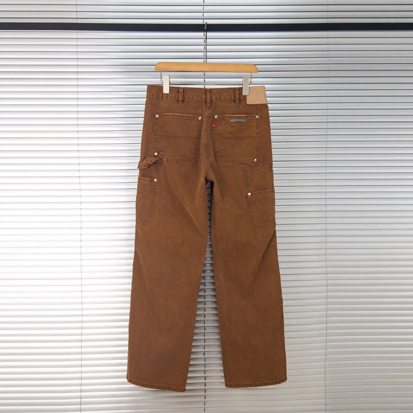 P260 Chrome Hearts new logging pants, yellow patchwork leather embroidered jeans, are a hot trend this season and are sought after by countless celebrities and fashionistas. The neat details of the cutting process add color to the playful fashion! The neat and meticulous design, and the well-fitting structure is unique. The upper body not only has outstanding recognition, but also looks younger and younger. A style with the ultimate wearing meaning and performance, gorgeous color matching, and the craftsmanship of this style is also extremely extraordinary. After the finished product is washed, it is disassembled and hand-made with sheepskin cross leather and then spliced ​​together to complete. The whole piece has too many craftsmanship to describe. It is decorated with patchwork cross flowers and high-waisted washed jeans! ! Absolutely high-end luxury product, a god-level single product, a super popular product, made by top heavy industry, a magic weapon that cannot be missed. Style number: 1848# Size: 28 30 32 34 36 Color: yellow brown